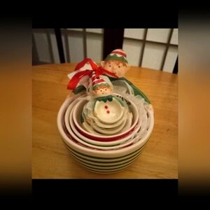 Elf measuring cups and spoons